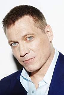 How tall is Holt McCallany?